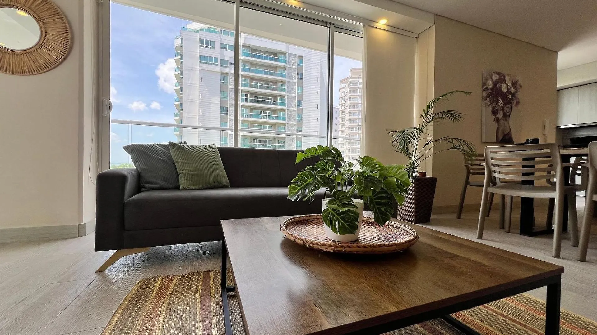 2 Dormitorios junto al mar. Jacuzzi Privado Apartment